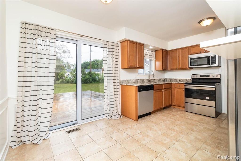 915 HARTSOUGH Court, Plymouth, MI 48170 — Photo 4