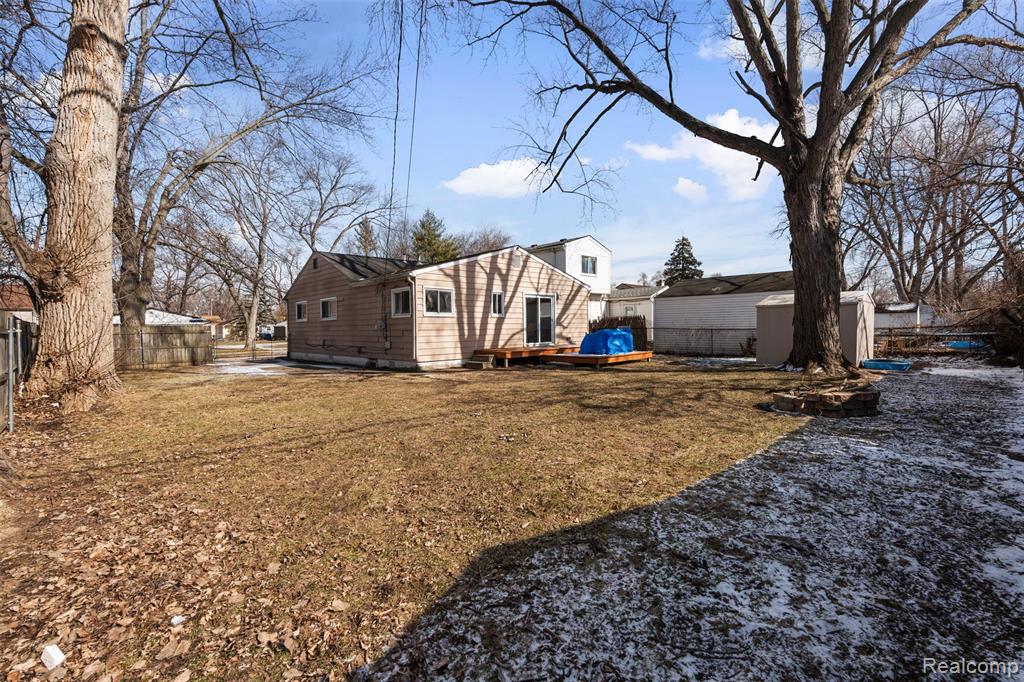 592 E Dallas Avenue, Madison Heights, MI 48071 — Photo 23