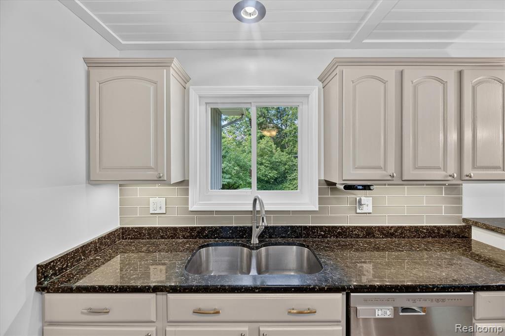 423 Sunset, White Lake, MI 48383 — Photo 19