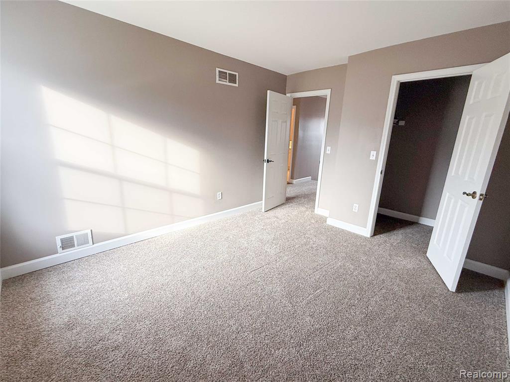 942 Linden Way, Auburn Hills, MI 48326 — Photo 16