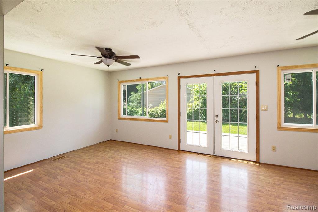 2665 LOS ANGELES Drive, Wolverine Lake, MI 48390 — Photo 11