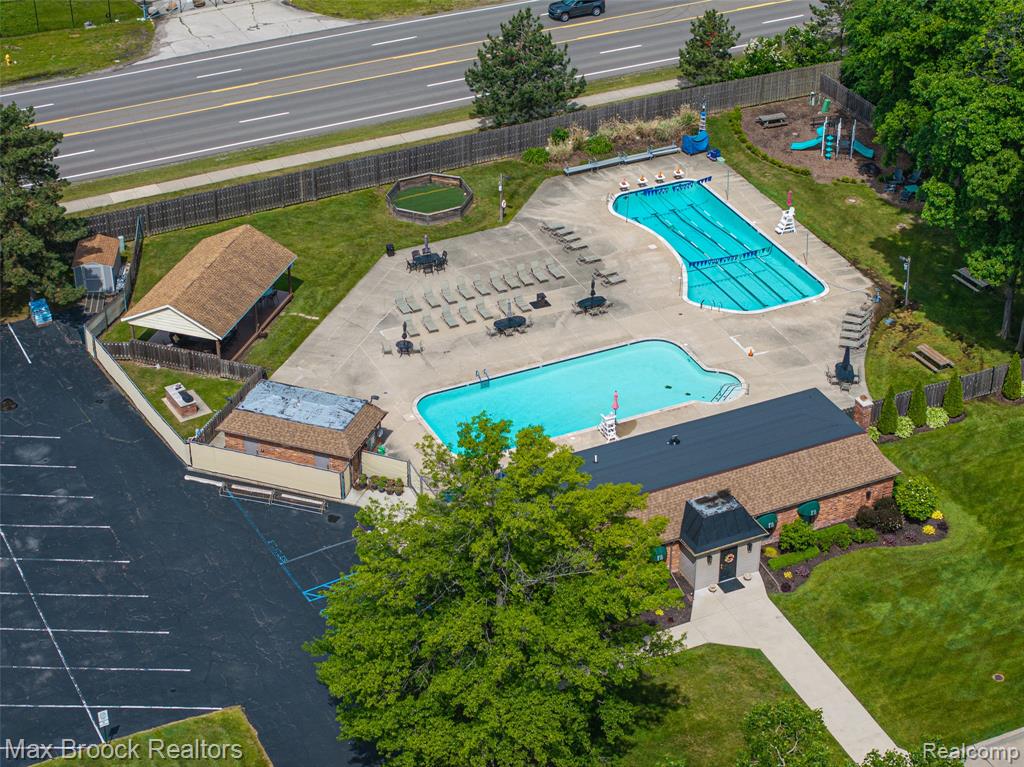 591 S Spinningwheel Lane, Bloomfield Hills, MI 48304 — Photo 38