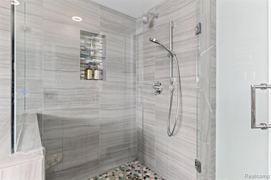 2159 HELMSFORD Drive, Wolverine Lake, MI 48390 — Photo 23