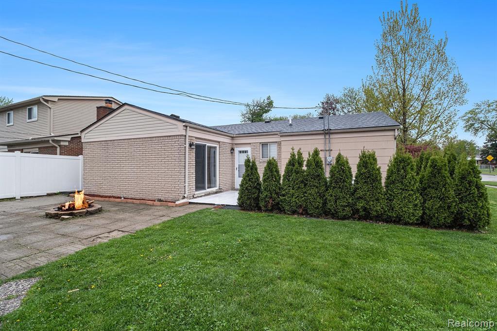 8601 INDEPENDENCE Drive, Sterling Heights, MI 48313 — Photo 20