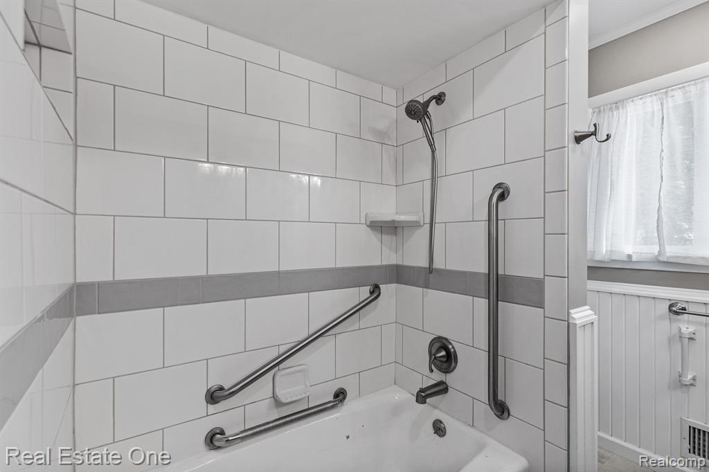 447 E JACKSON Street E, Lake Orion, MI 48362 — Photo 26