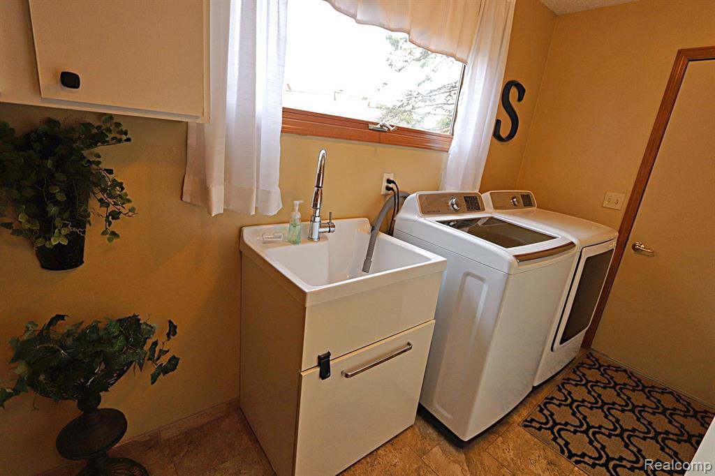 22249 RIVER PINES Drive, Farmington Hills, MI 48335 — Photo 12