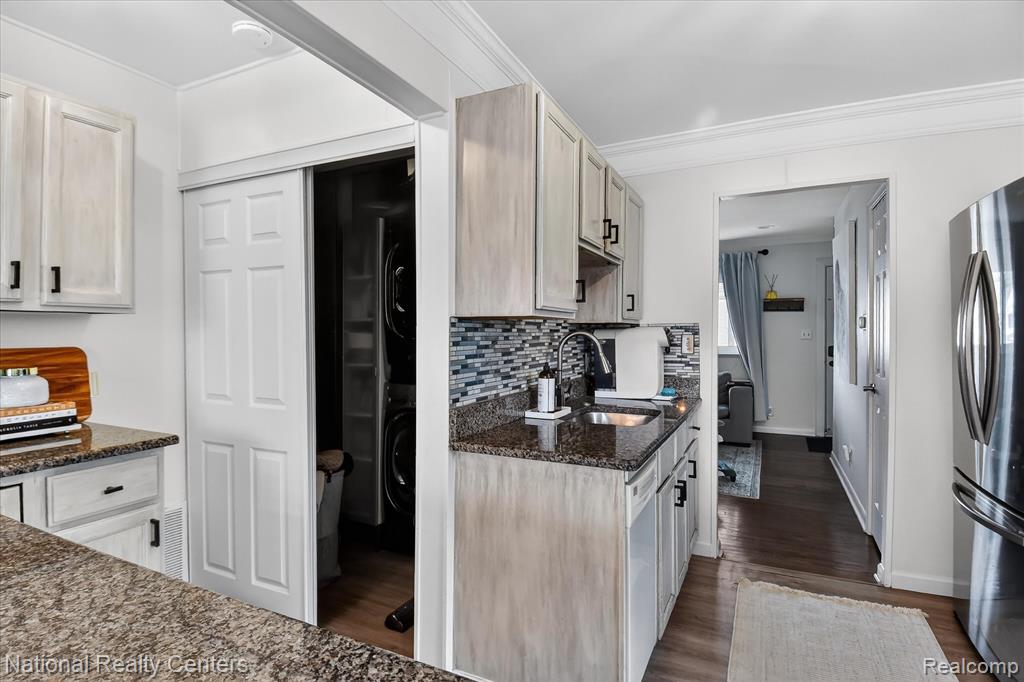 957 E Dallas Avenue, Madison Heights, MI 48071 — Photo 12