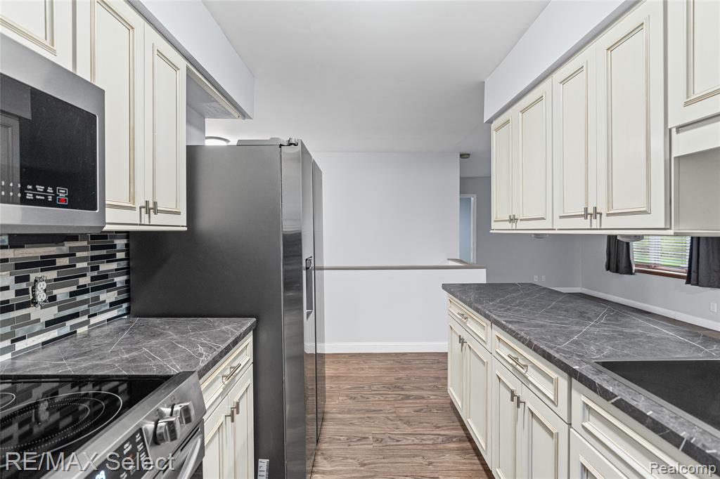 580 Oakbrook Circle, Flushing, MI 48433 — Photo 16