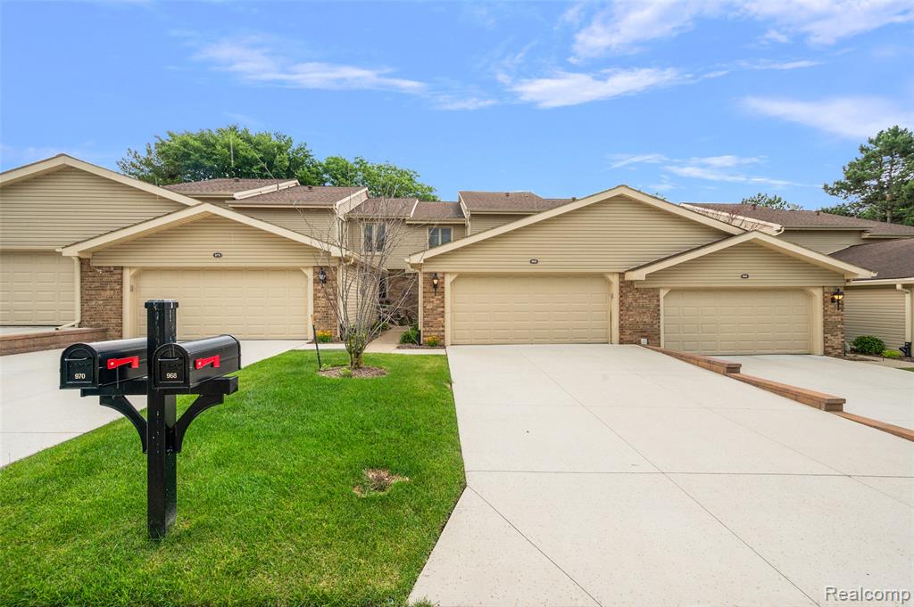 968 Golfview Court, Rochester Hills, MI 48307 — Photo 2