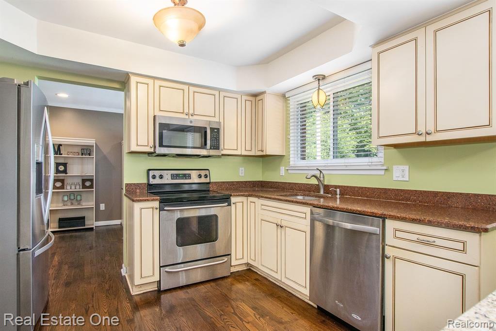 4130 RAMBLEWOOD Drive, Troy, MI 48085 — Photo 5