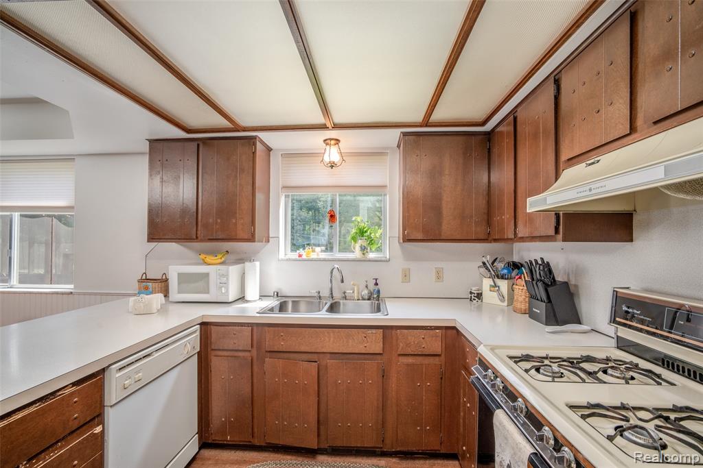 560 Coats Road, Lake Orion, MI 48362 — Photo 14