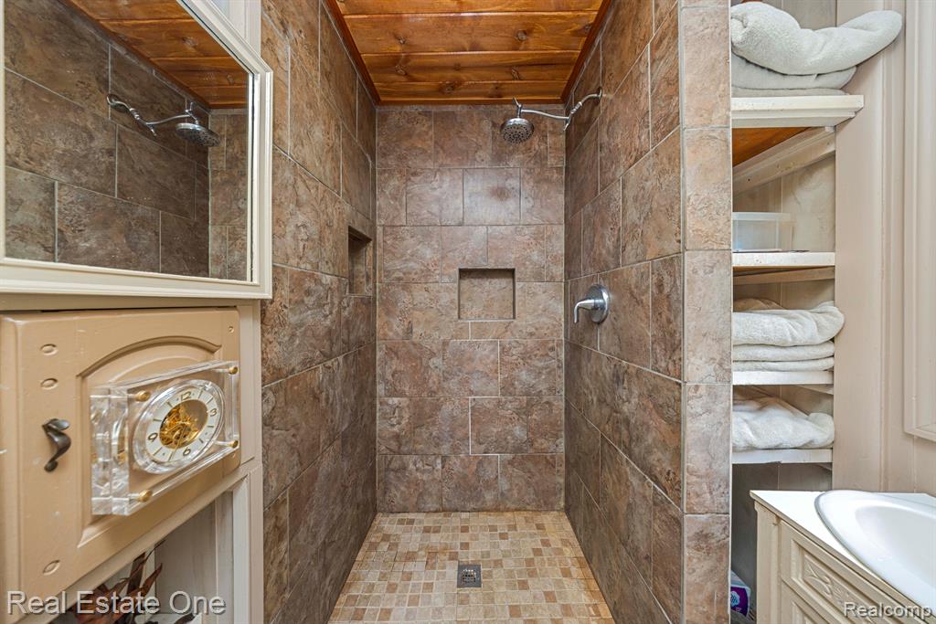 200 E CANYON Drive, Milford, MI 48380 — Photo 22