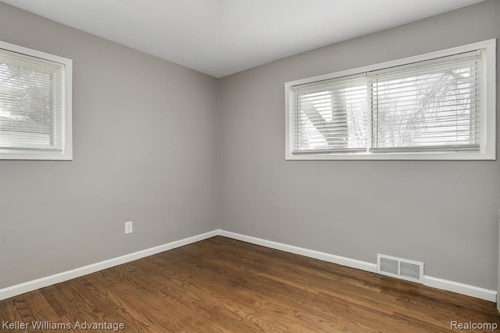 547 E SUMMIT Street, Milford, MI 48381 — Photo 11