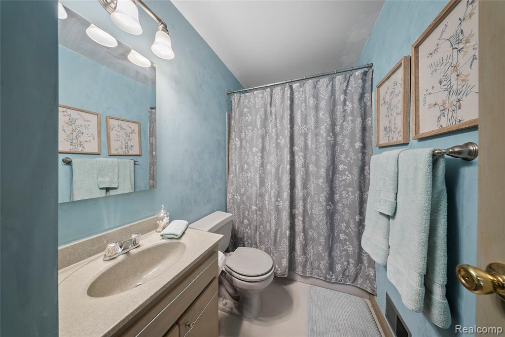 30500 Bayview Drive, Gibraltar, MI — Photo 21