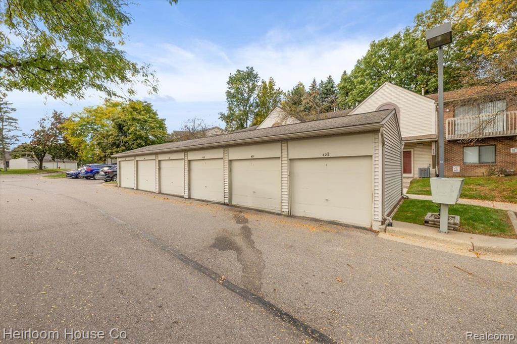 423 WATER TOWER Circle, 100, Brighton, MI 48116 — Photo 29