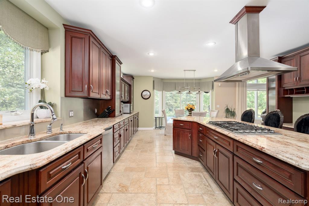 6120 EVANSWOOD Road, Troy, MI, 48085