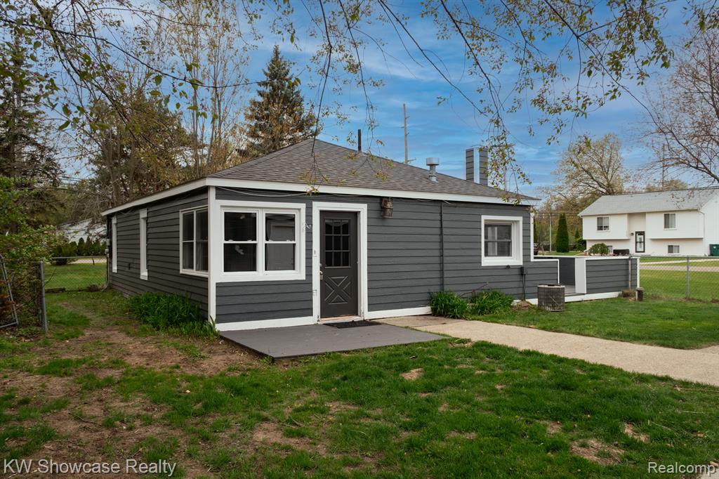 786 GLENGARY Road, Commerce Twp, MI 48390 — Photo 4