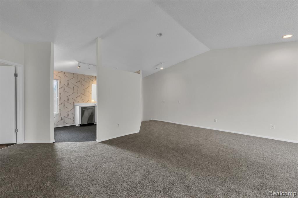 6689 Ridgefield Circle, 203, West Bloomfield, MI — Photo 21