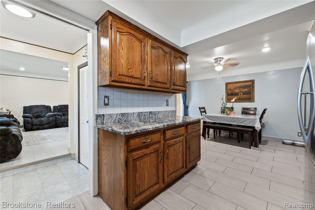 6921 Robindale Avenue, Dearborn Heights, MI 48127 — Photo 16