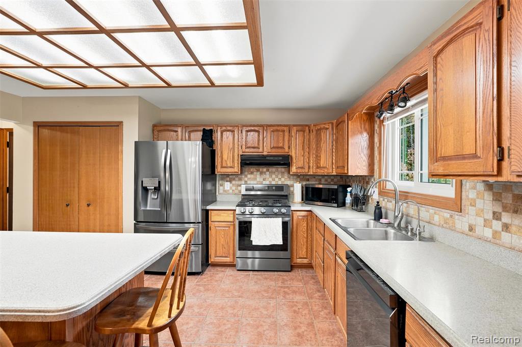 10780 Oxbow Lakeshore Drive, White Lake, MI — Photo 16