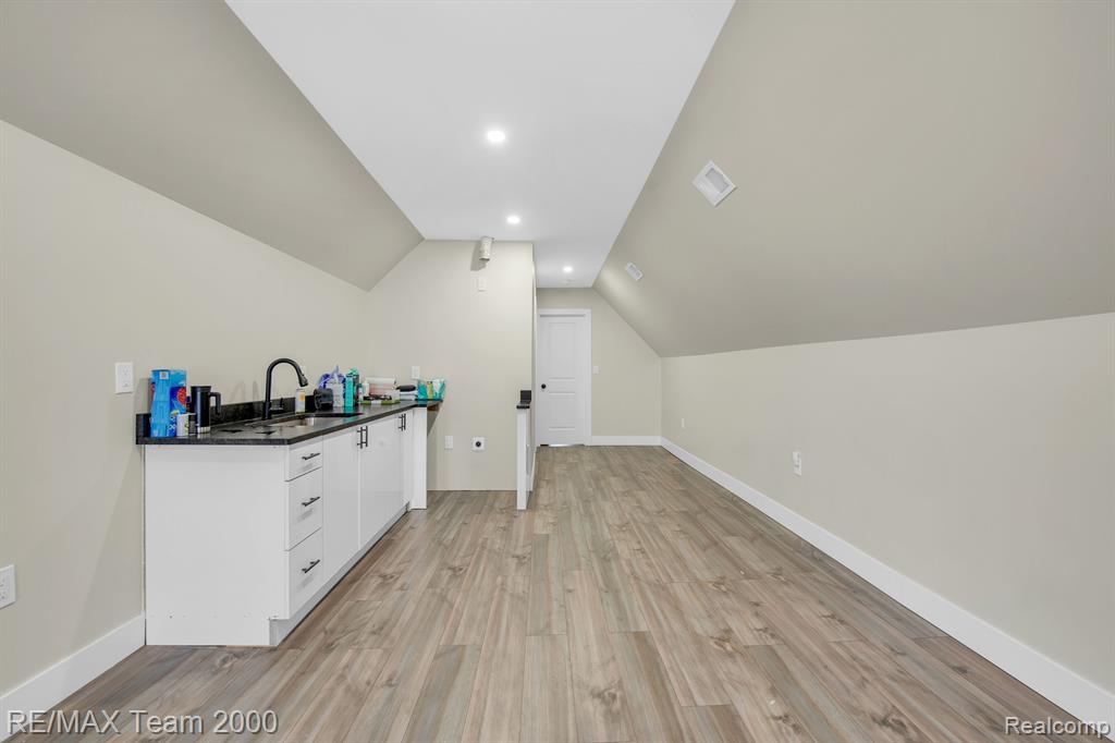 616 ENGLEWOOD Street, Detroit, MI 48202 — Photo 32