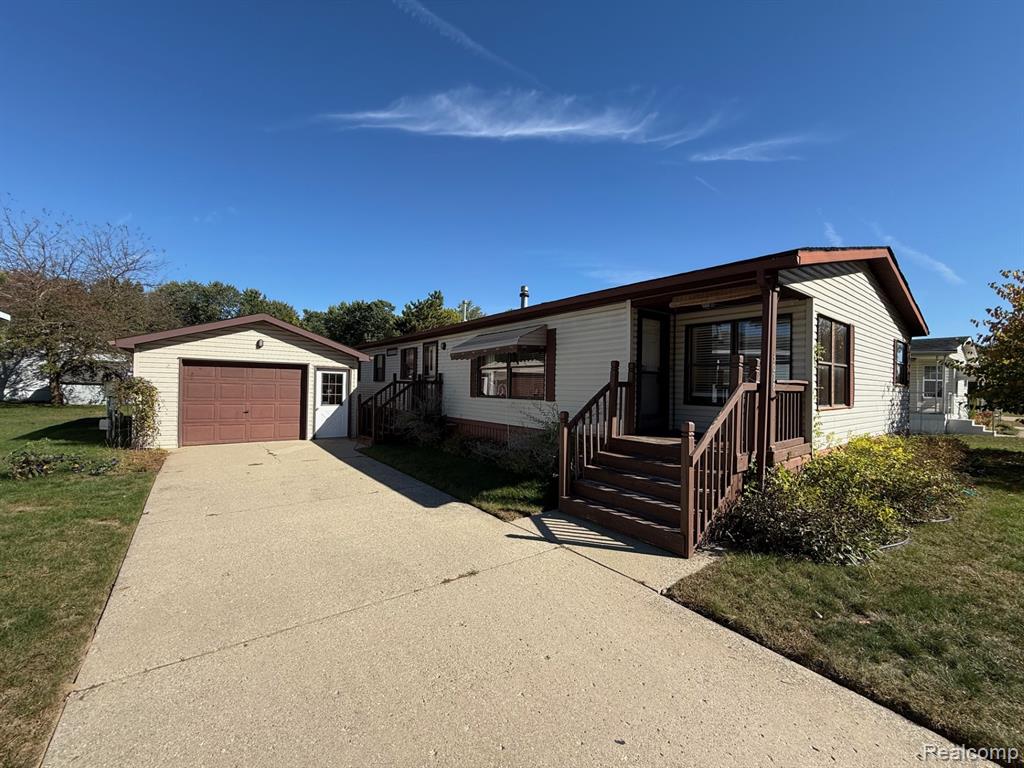 3028 E Bay Drive, Fenton, MI 48430 — front exterior