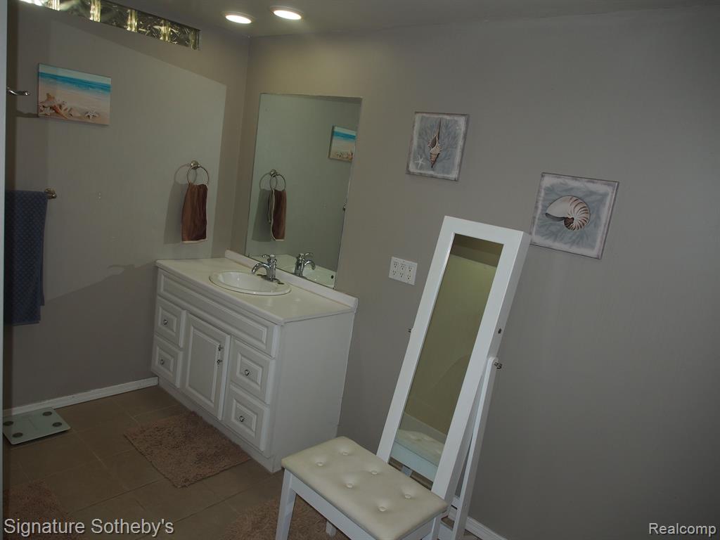 443 MARION Avenue, Waterford, MI 48328 — Photo 11