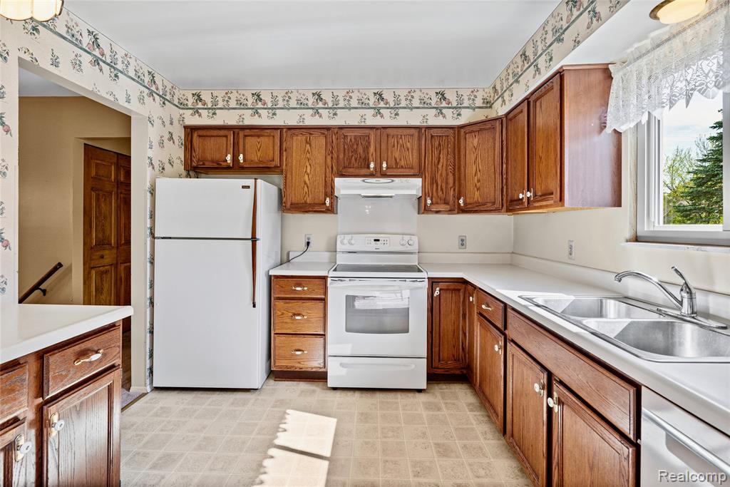 6059 Stockbridge Commons Trail, Grand Blanc, MI 48439 — Photo 4