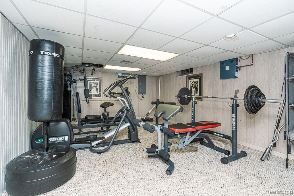 8871 SUNCREST Drive, Sterling Heights, MI 48314 — Photo 40