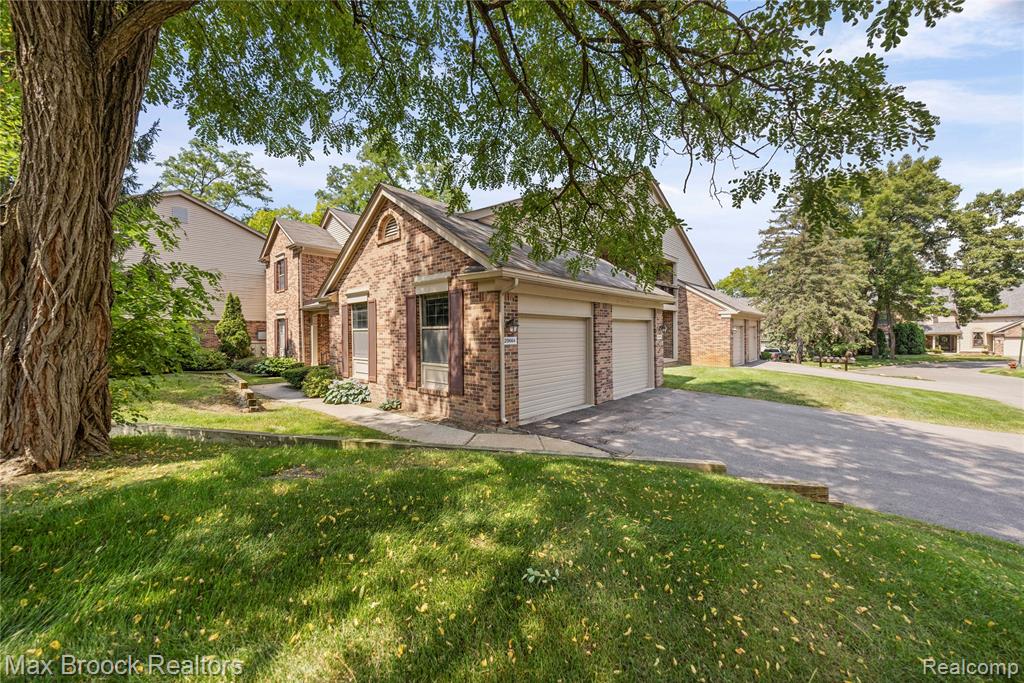 29664 Pine Ridge Circle, Farmington Hills, MI 48331 — Photo 4