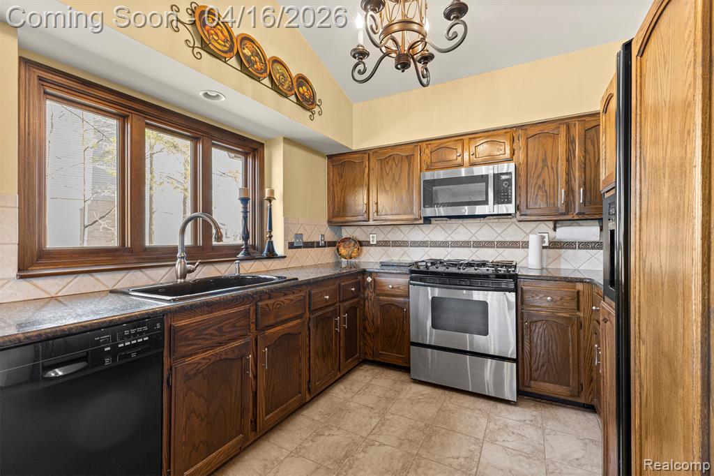 6482 Denton Court, Troy, MI 48098 — Photo 16