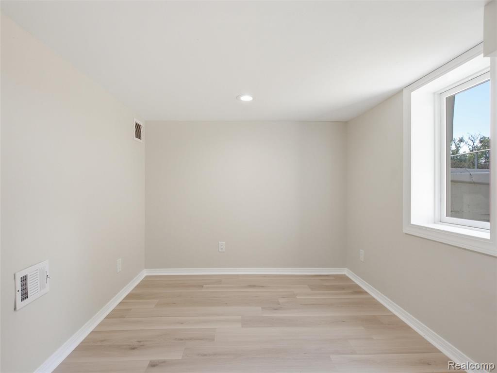 84 W End Avenue, Waterford, MI 48328 — Photo 15