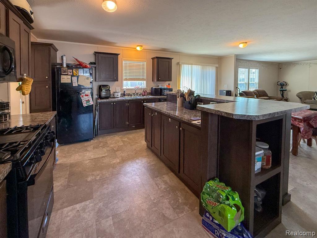 389 Rustic Lane N, Belleville, MI 48111 — Photo 2