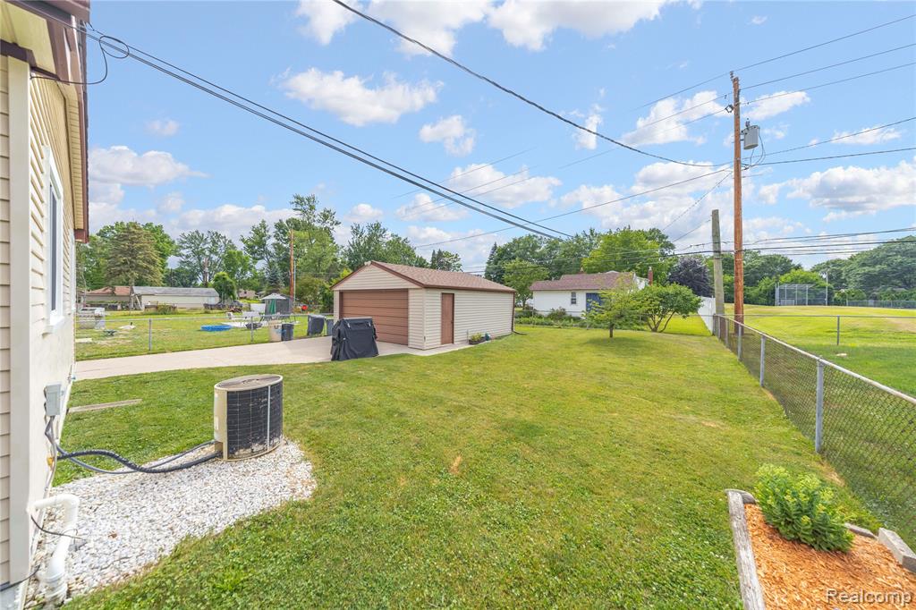 9085 Deering Street, Livonia, MI 48150 — Photo 34