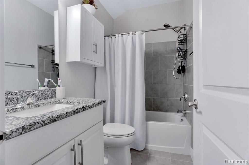 5557 HELMSDALE Boulevard, West Bloomfield, MI — Photo 25