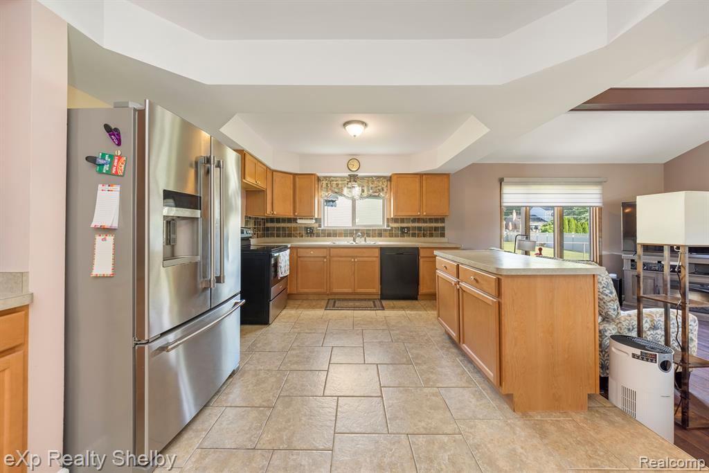 39611 HOLIDAY Drive, Sterling Heights, MI 48313 — Photo 7