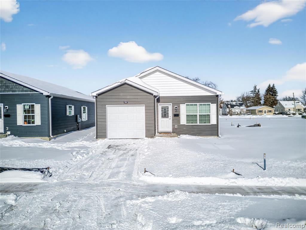 7527 Packard Ave, Warren, MI 48091 — front exterior