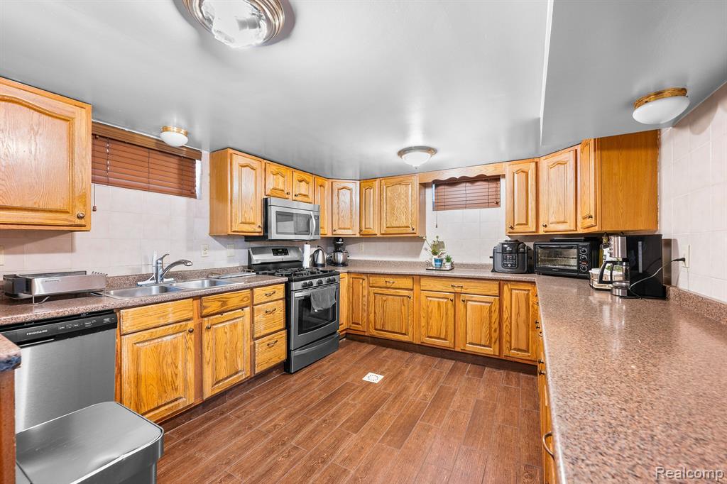 7716 W MORROW Circle, Dearborn, MI 48126 — Photo 40