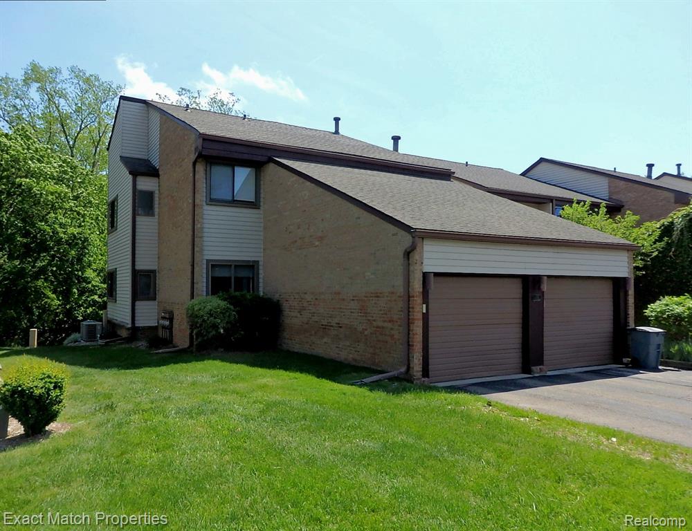 4411 Laurel Club Circle, West Bloomfield, MI 48323 — front exterior