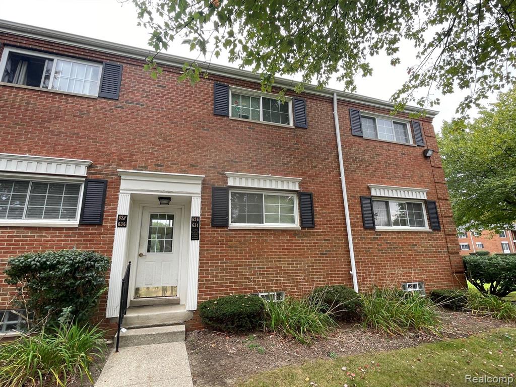 634 E FOX HILLS Drive, Bloomfield Hills, MI 48304 — front exterior