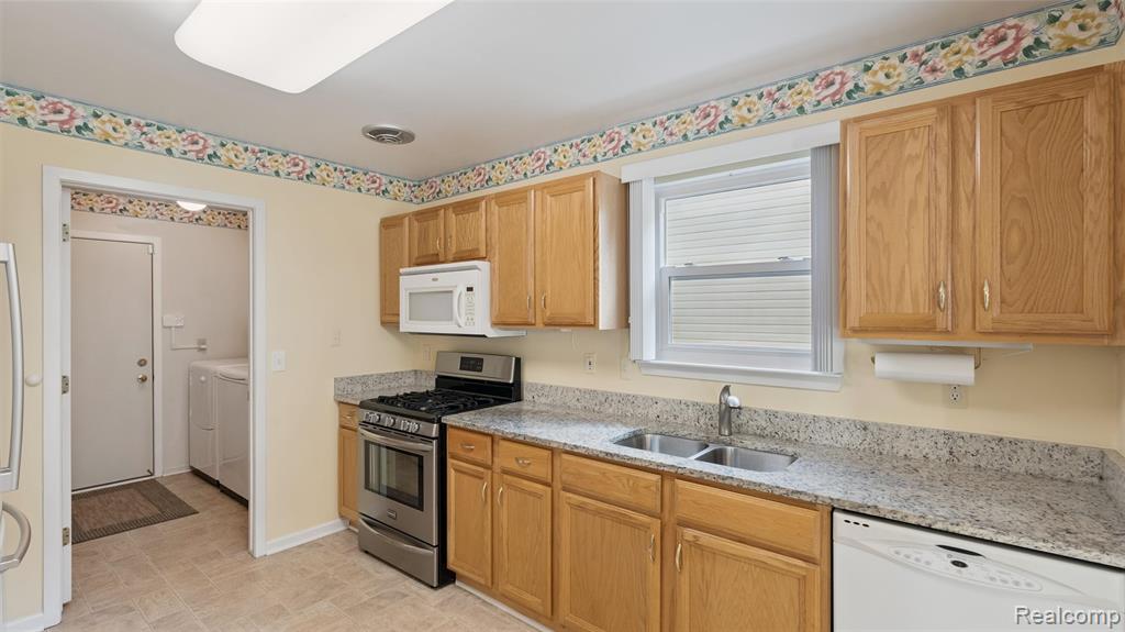2096 Maplehurst Drive, Commerce Twp, MI 48390 — Photo 8