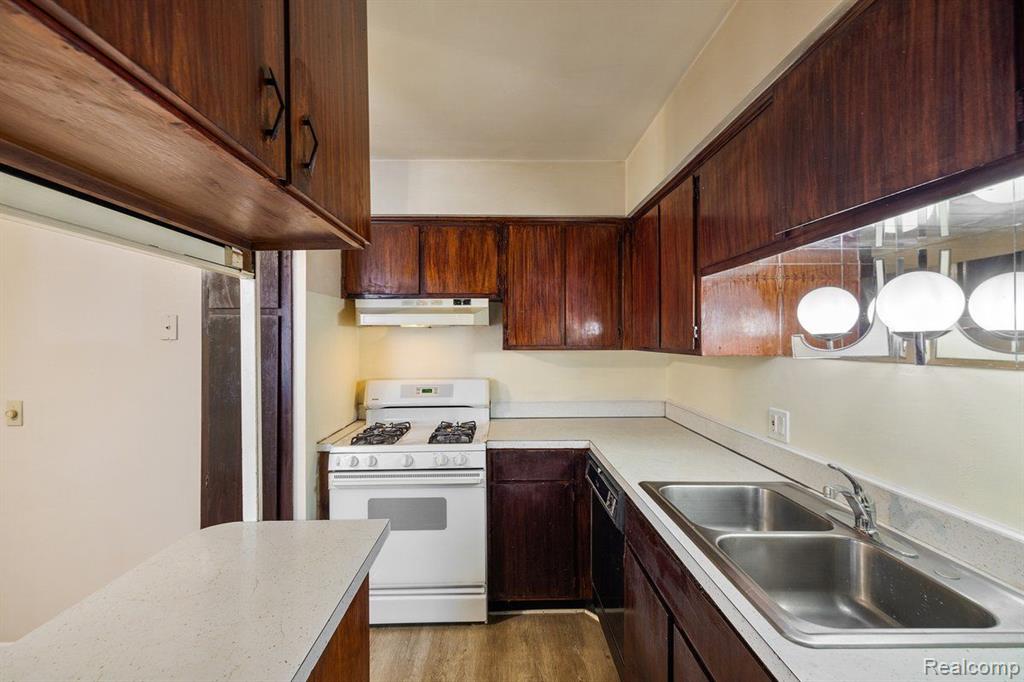8270 CRESTVIEW Drive, C7, Sterling Heights, MI 48312 — Photo 16