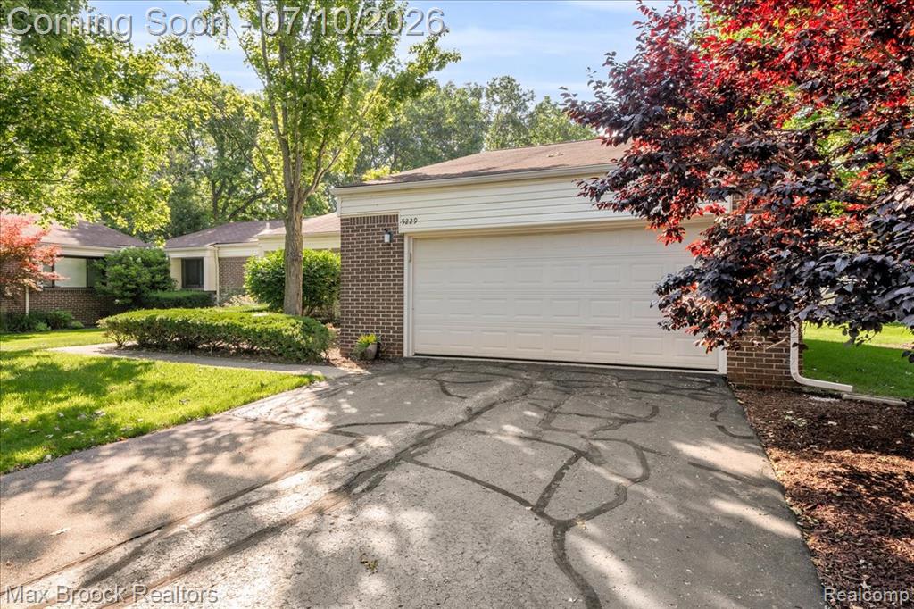 5229 Simpson Lake Road, West Bloomfield, MI 48323 — Photo 4