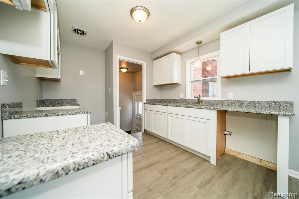 927 CLEOPHUS Parkway, Lincoln Park, MI 48146 — Photo 17