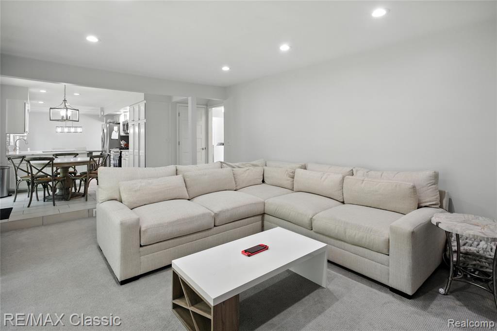 7027 Beverly Crest Drive, West Bloomfield, MI — Photo 8