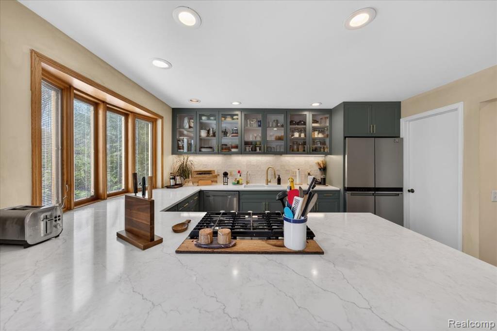 7025 Cedarbank Drive, West Bloomfield, MI 48324 — Photo 12