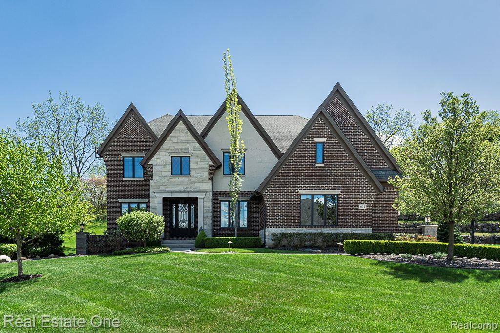 611 Wellington Circle, Rochester Hills, MI 48309 — front exterior