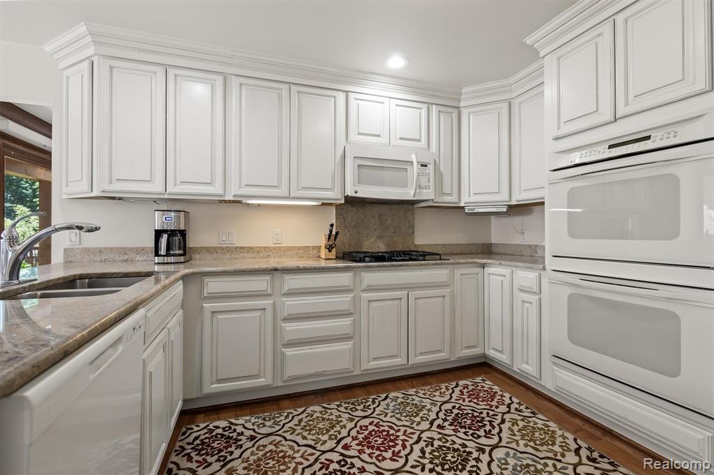 5863 Seville Circle, Orchard Lake Village, MI 48324 — Photo 20