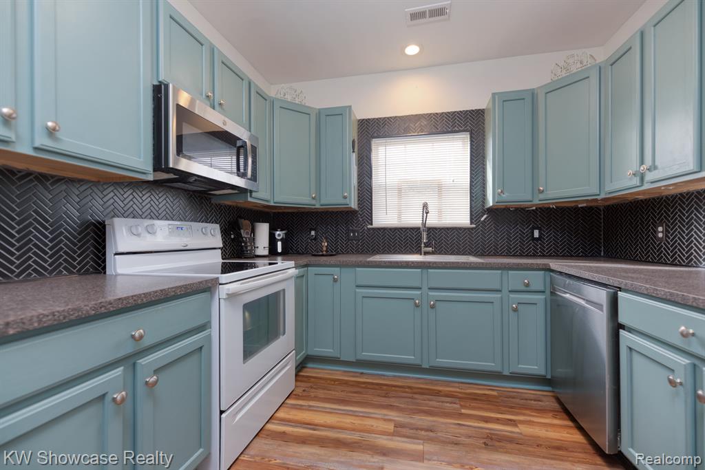 6200 ADDINGTON Drive, Commerce Twp, MI 48390 — Photo 8