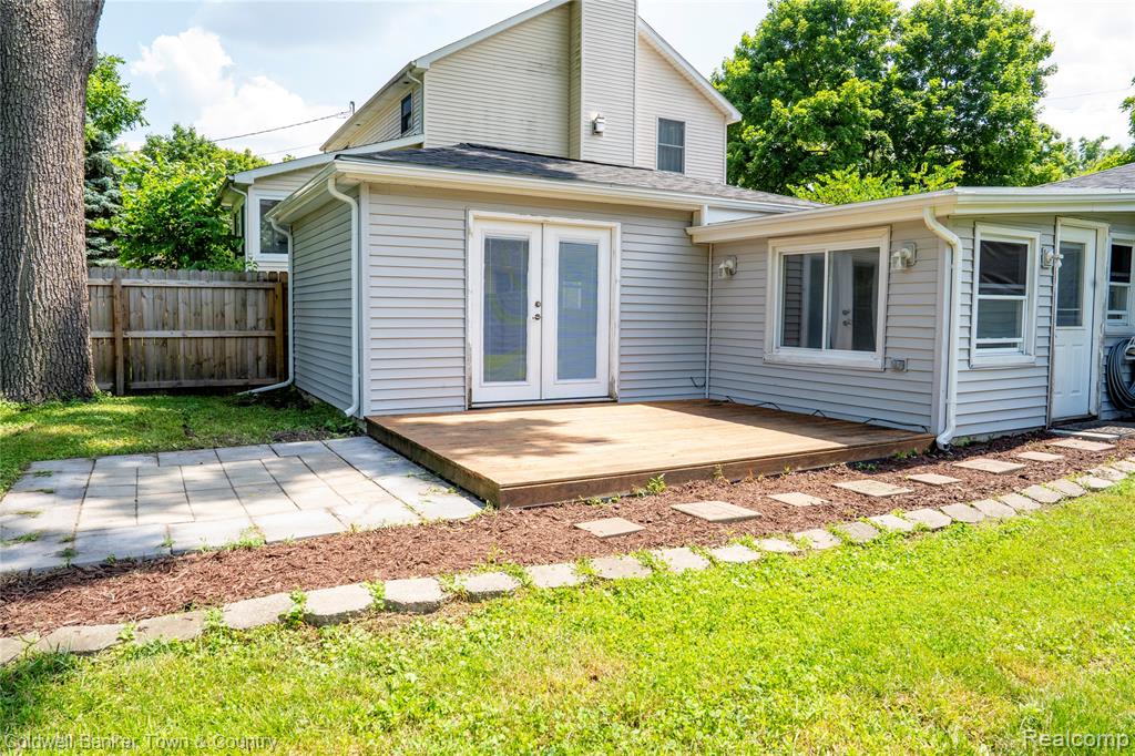 528 W Clinton Street, Howell, MI 48843 — Photo 2